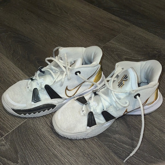 Black white and gold basketball shoes - Picture 1 of 4